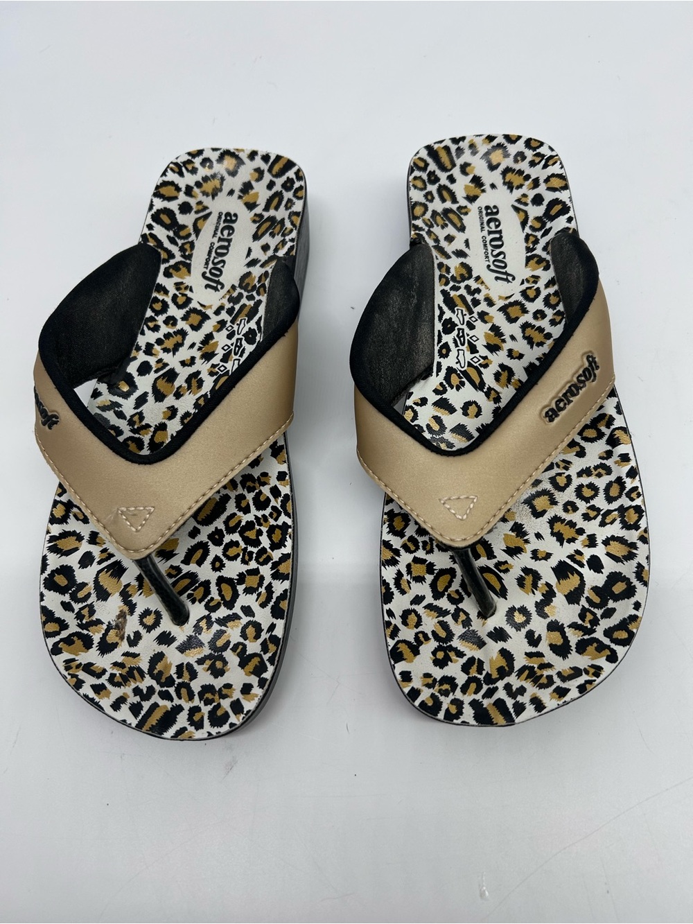 AEROSOLES Leopard Print Flip Flops with Gold Straps and Black Accents 38/8
